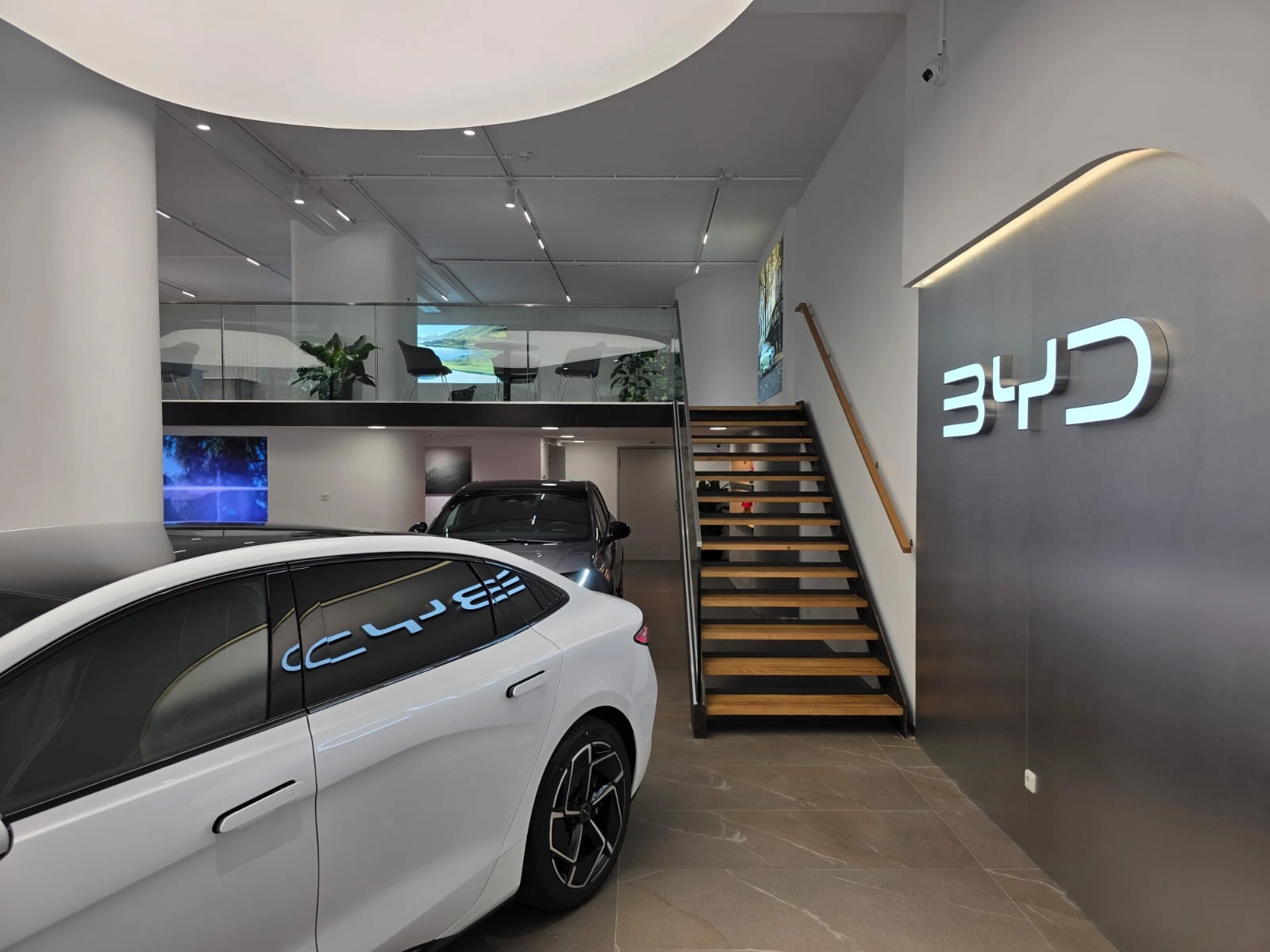 BYD und DENZA Flagship Store am Lenbachplatz in München