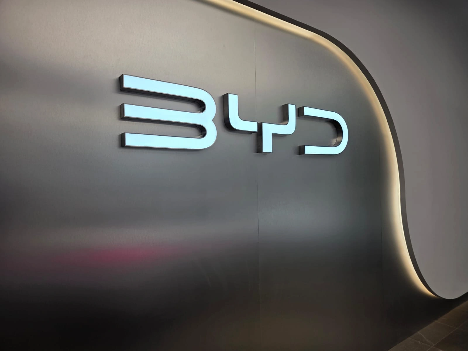 BYD und DENZA Flagship Store am Lenbachplatz