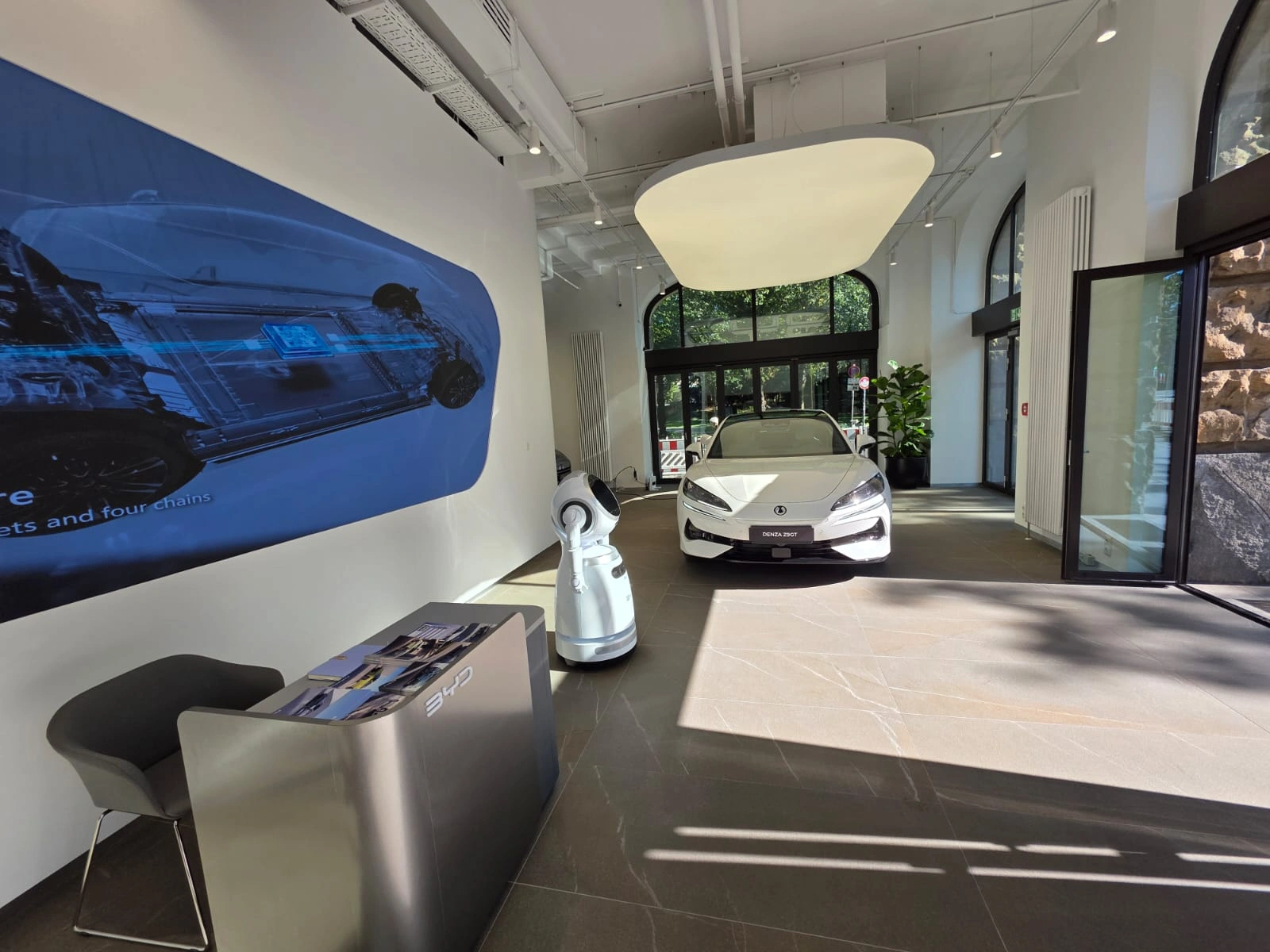 BYD und DENZA Flagship Store am Lenbachplatz